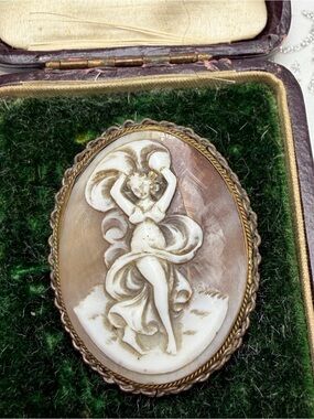 Antique Shell Cameo Sweet Siren Brooch in Box #p04